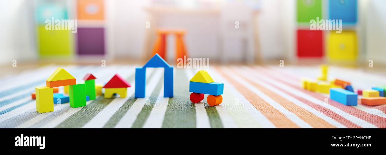 Sfondo panoramico dei blocchi colorati in sala giochi. Foto Stock