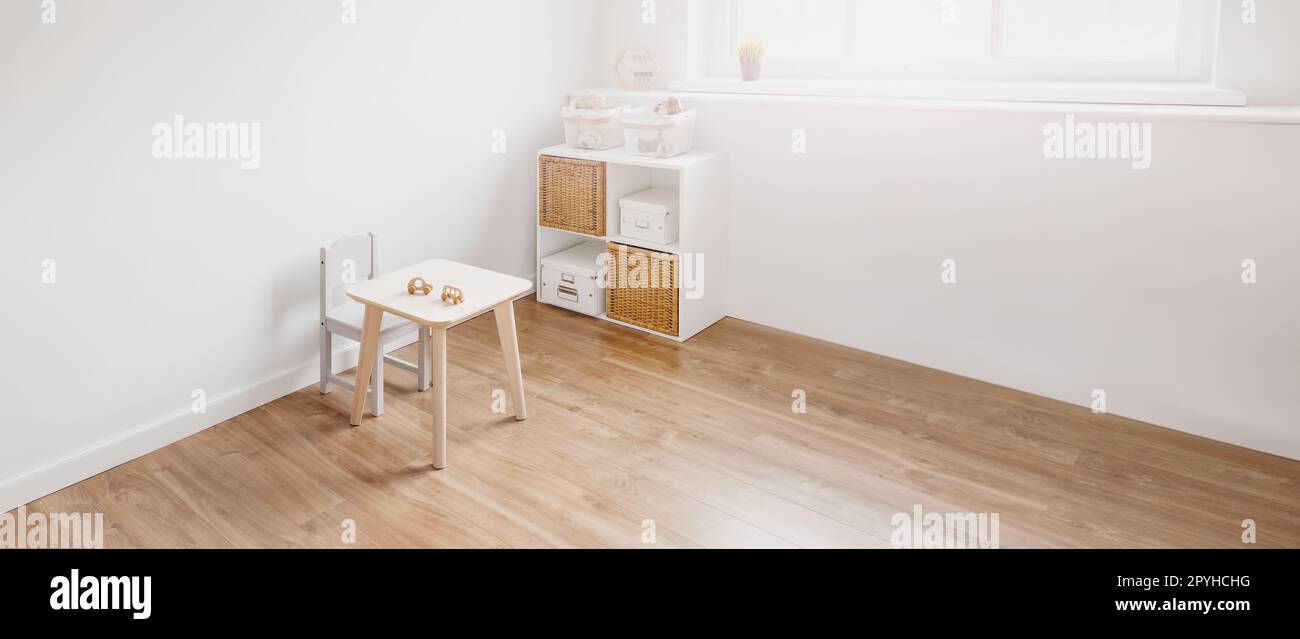 Camera per bambini bianca in colori pastello in stile minimalista scandinavo. Foto Stock