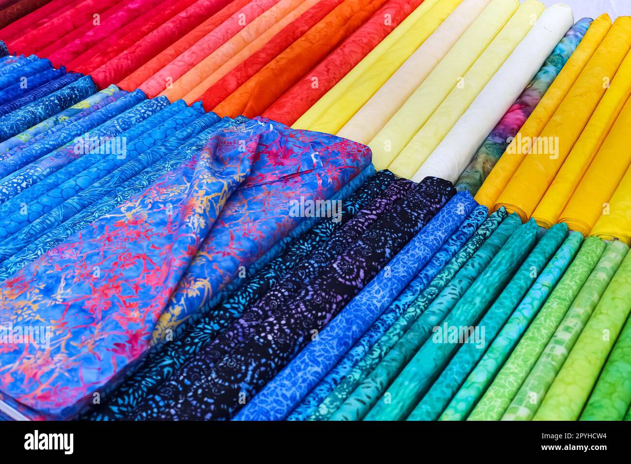 Scopri campioni di tessuti e tessuti in diversi colori presenti in un mercato tedesco dei tessuti. Foto Stock