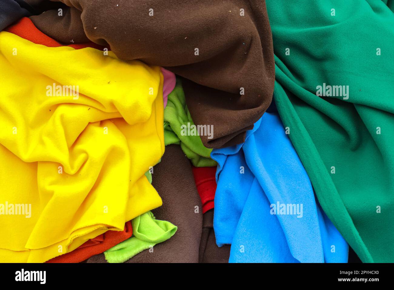 Scopri campioni di tessuti e tessuti in diversi colori presenti in un mercato tedesco dei tessuti. Foto Stock