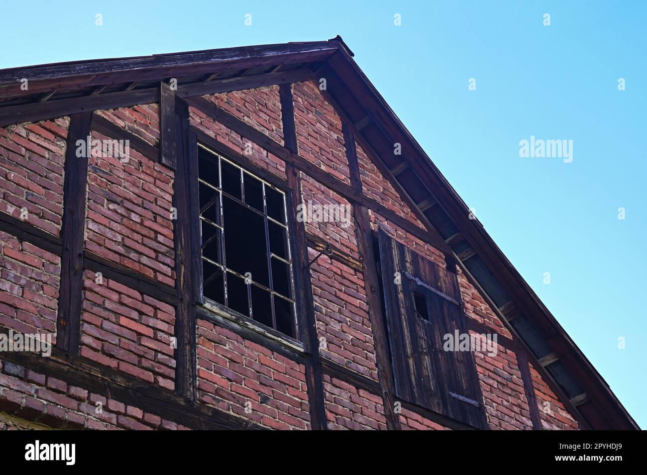 Vecchia facciata con finestre rotte Foto Stock