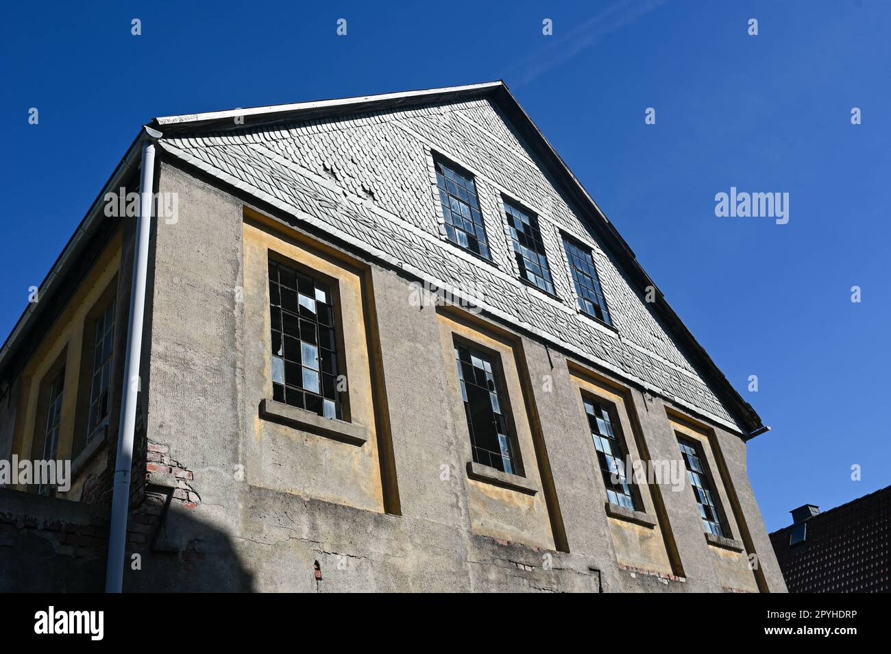 Vecchia facciata con finestre rotte Foto Stock