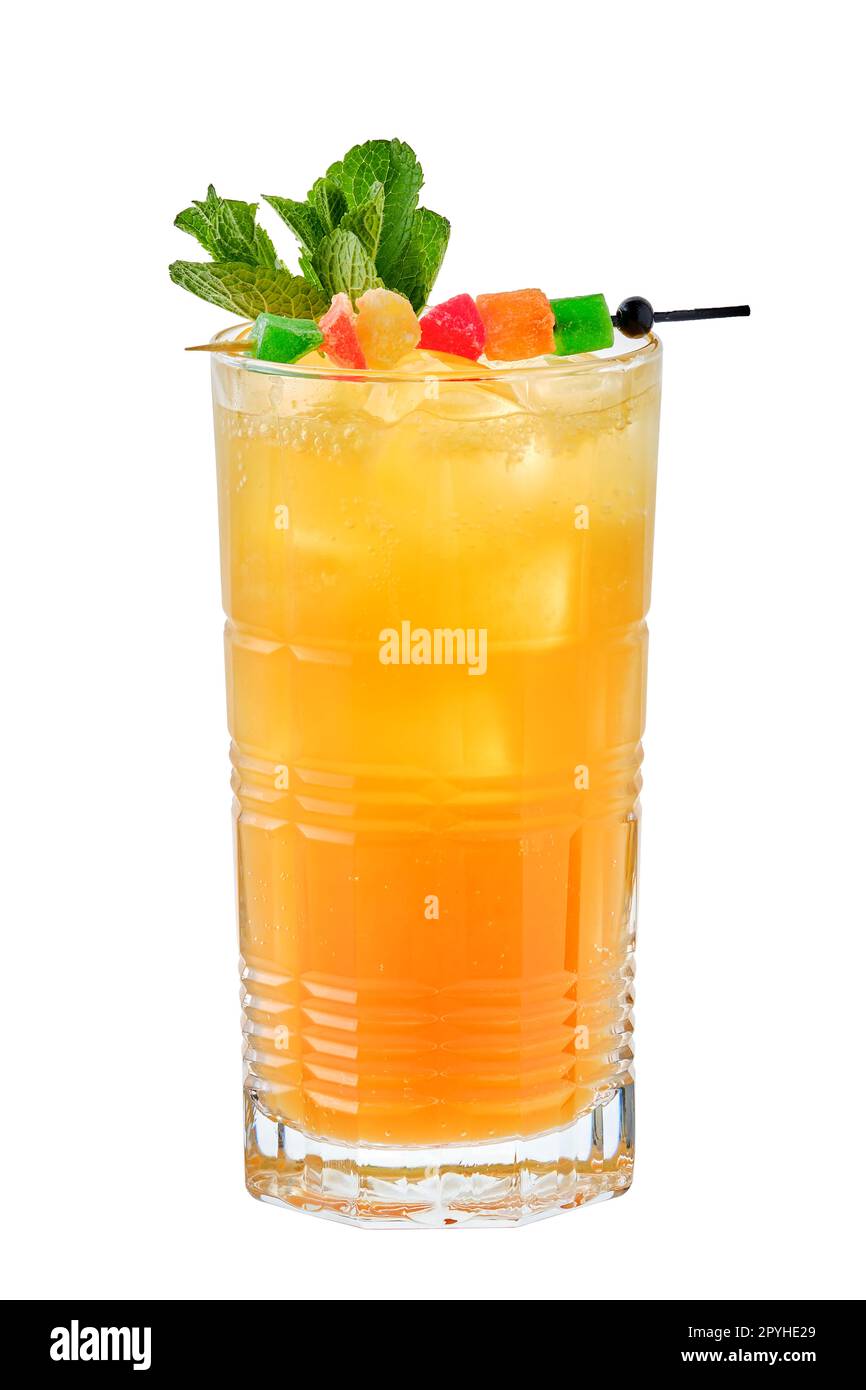 Alto bicchiere di mango freddo e limonata di frutto della passione Foto Stock