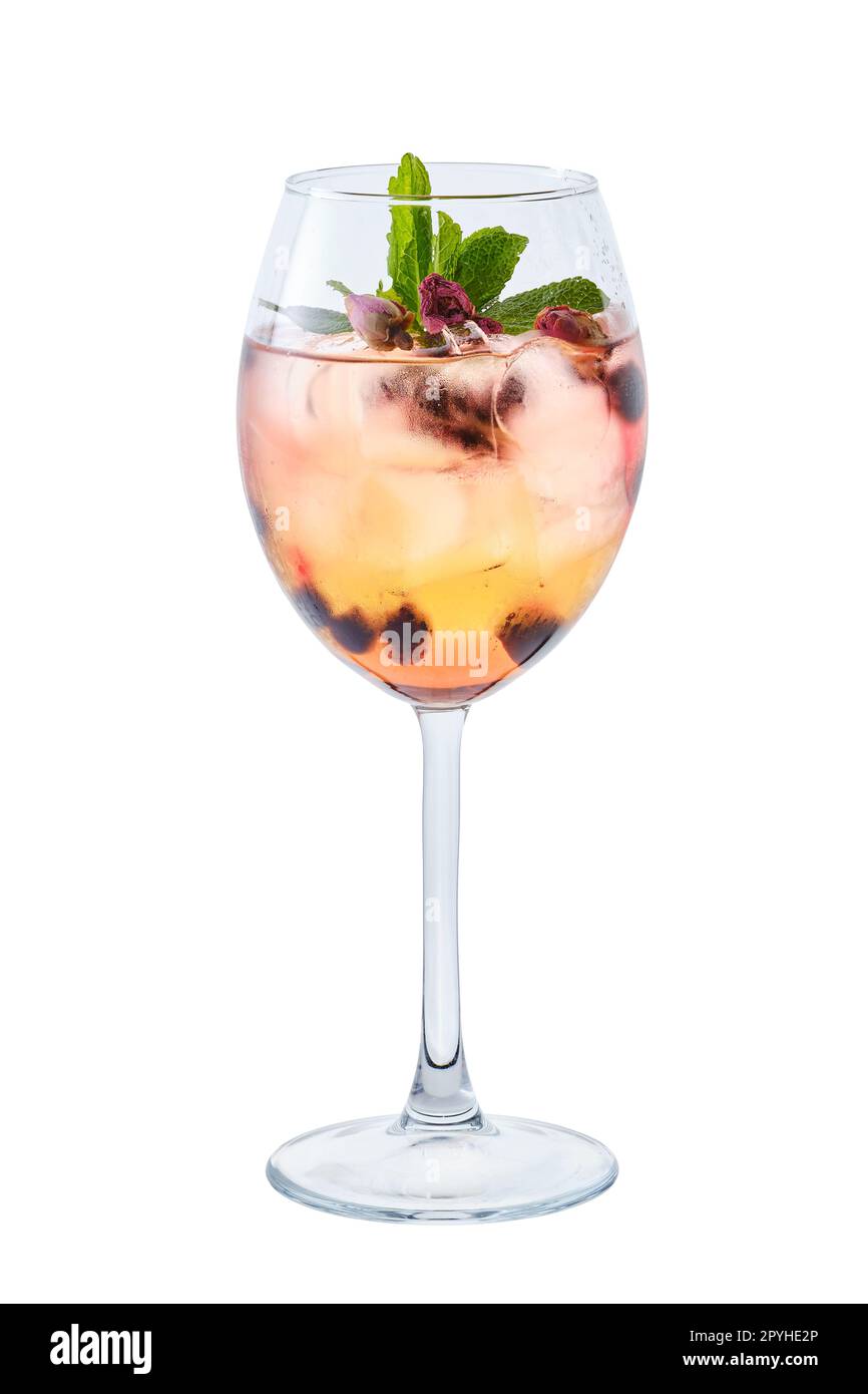 Sangria bianca fredda con boccioli di rosa secchi in bicchiere di vino Foto Stock