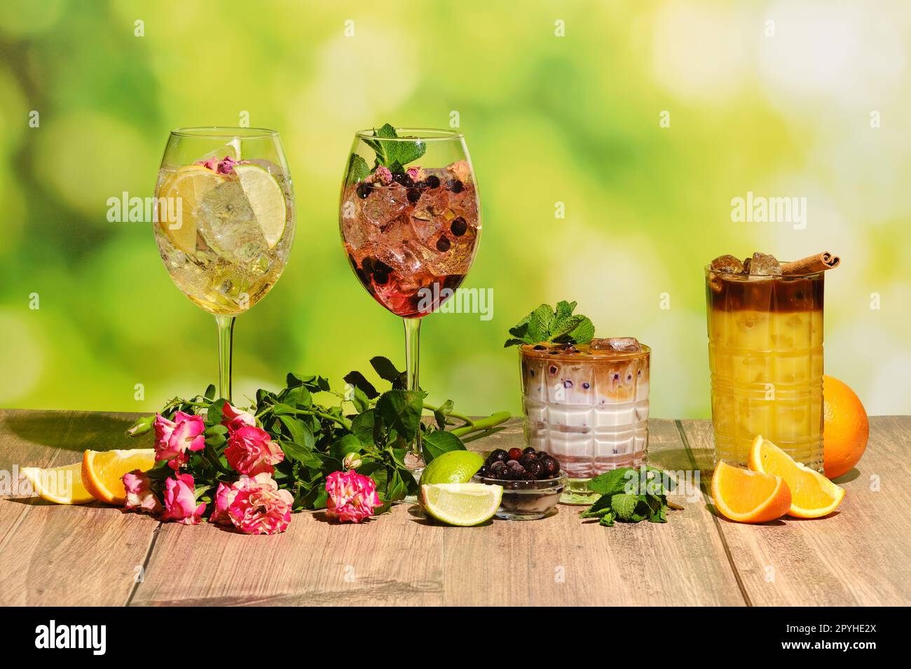 Set di rinfrescanti bevande estive fredde su un tavolo di legno Foto Stock