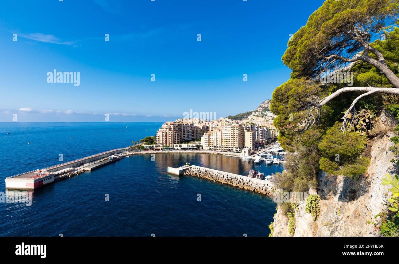 Montecarlo, Monaco - vista panoramica sul porto di Fontvielle con cielo blu e mare Foto Stock