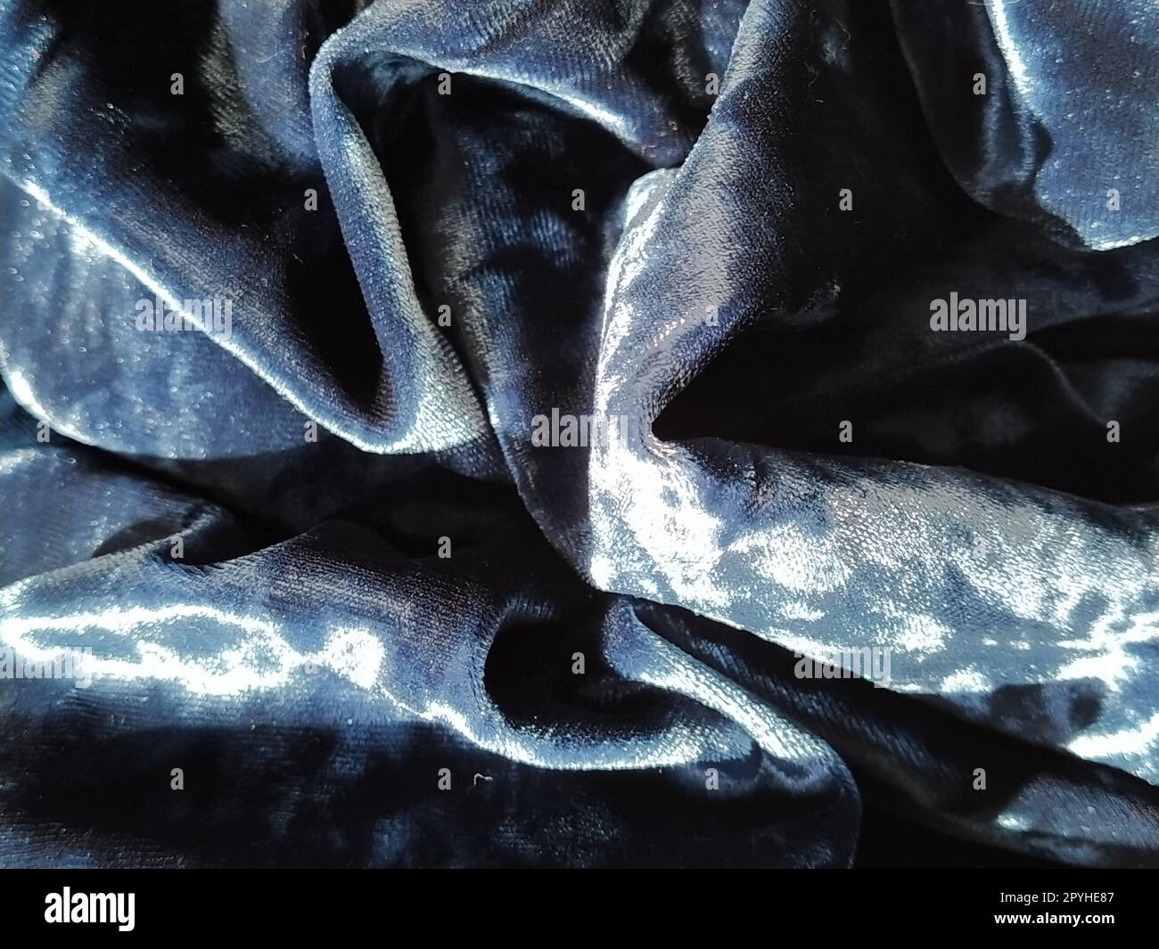 Sfondo in velluto velluto con ombre chiare e scure luminose. Sfondo per temi teatrali e fashion design. Bel tessuto blu con overflow Foto Stock Sfondo in velluto velluto con ombre chiare e scure luminose. Sfondo per temi teatrali e fashion design. Bel tessuto blu con overflow Foto Stock