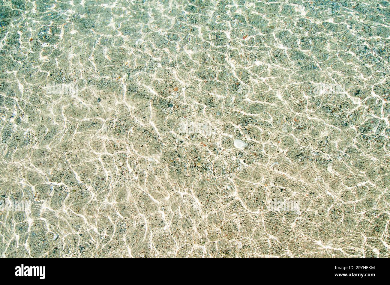 Vista dall'alto del mare blu e della sabbia. Spiaggia aerea con sfondo oceanico. Foto Stock