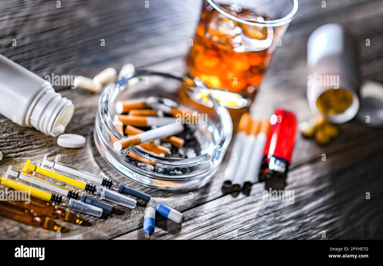 Le sostanze che provocano assuefazione, inclusi alcool e sigarette e droghe Foto Stock