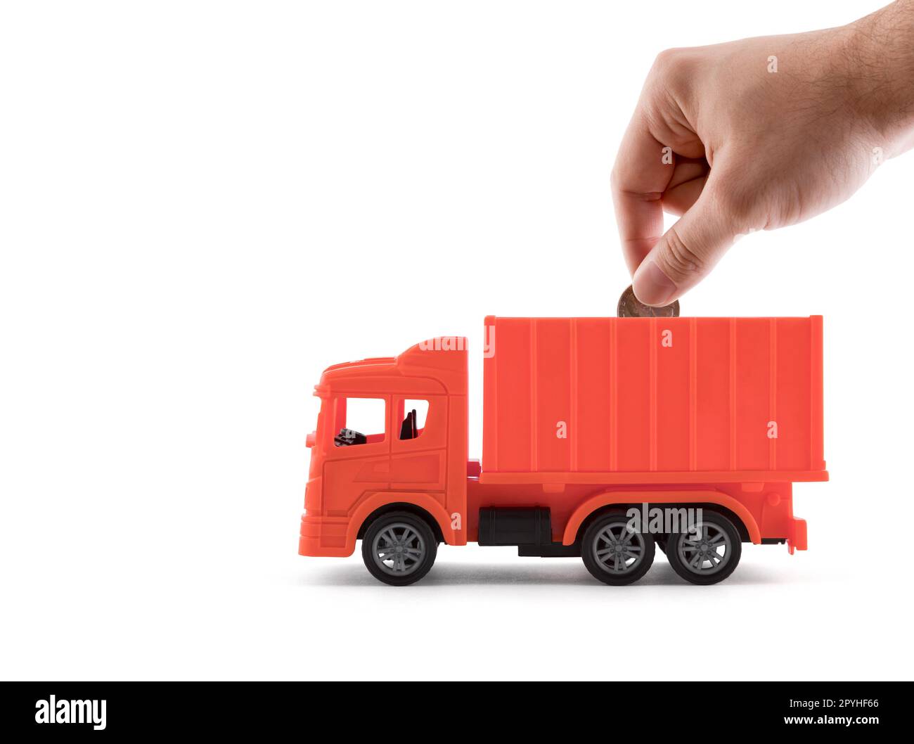 Mettere la moneta nel camion rosso di consegna merci su sfondo bianco Foto Stock