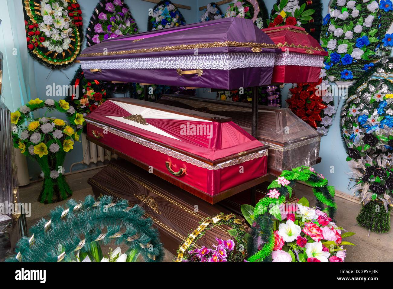 Interno di stanza con accessori funebri. Negozio che vende bare, corone  funebri e fiori Foto stock - Alamy