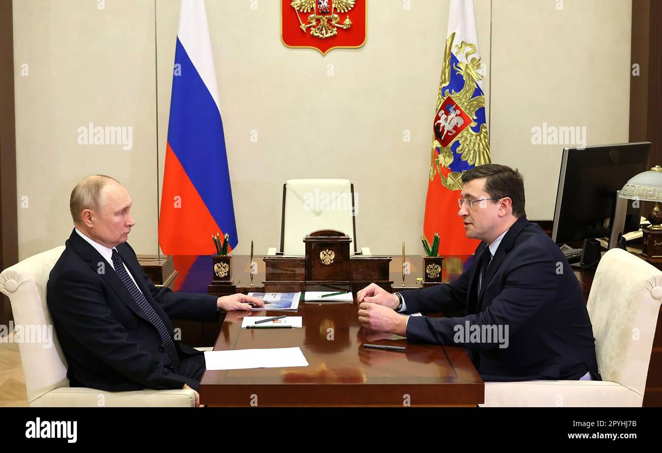 Il presidente russo Vladimir Putin incontra il governatore della regione di Nizhny Novgorod, Gleb Nikitin, durante il loro incontro nella residenza di Novo-Ogaryovo fuori Mosca, Russia, mercoledì 3 maggio 2023. Foto di Kremlin Pool/UPI. Credit: UPI/Alamy Live News Foto Stock