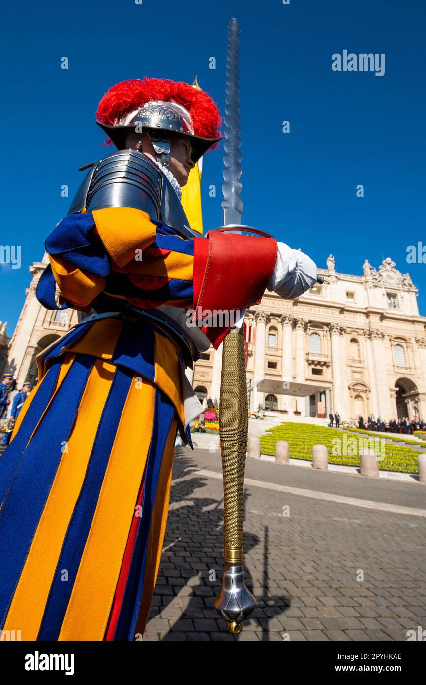 Guardia d'onore della Guardia Svizzera Pontificia in San Piazza Pietro in occasione della Santa Messa di Pasqua del 2023 il 6 maggio 2023 si svolgerà la cerimonia di giuramento delle 23 nuove guardie della Guardia Svizzera Pontificia. Secondo la tradizione, ogni anno le nuove guardie vengono giurate nell'anniversario del sacco di Roma, dove 189 Guardie Svizzere difesero Papa Clemente VII contro l'esercito di Carlo V. Foto Stock