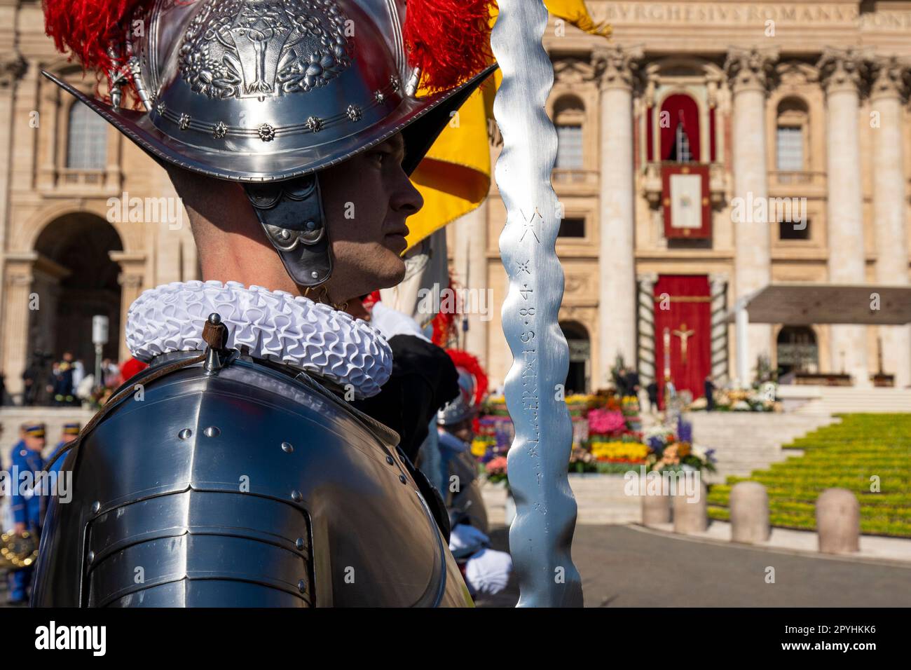 Vaticano, Vaticano. 09th Apr, 2023. Guardia d'onore della Guardia Svizzera Pontificia in San Piazza Pietro in occasione della Santa Messa di Pasqua del 2023 il 6 maggio 2023 si svolgerà la cerimonia di giuramento delle 23 nuove guardie della Guardia Svizzera Pontificia. Secondo la tradizione, ogni anno le nuove guardie vengono giurate nell'anniversario del sacco di Roma, dove 189 Guardie Svizzere difesero Papa Clemente VII contro l'esercito di Carlo V. (Foto di Stefano Costantino/SOPA Images/Sipa USA) Credit: Sipa USA/Alamy Live News Foto Stock