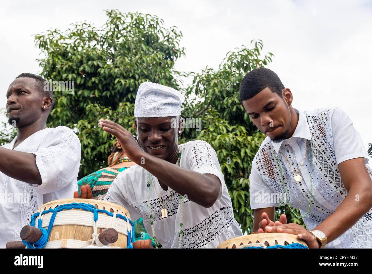 Santo Amaro, Bahia, Brasile - 15 maggio 2022: I membri del Candomble sono visti suonare e cantare durante i festeggiamenti religiosi di Bembe do Mercado a Santo A. Foto Stock