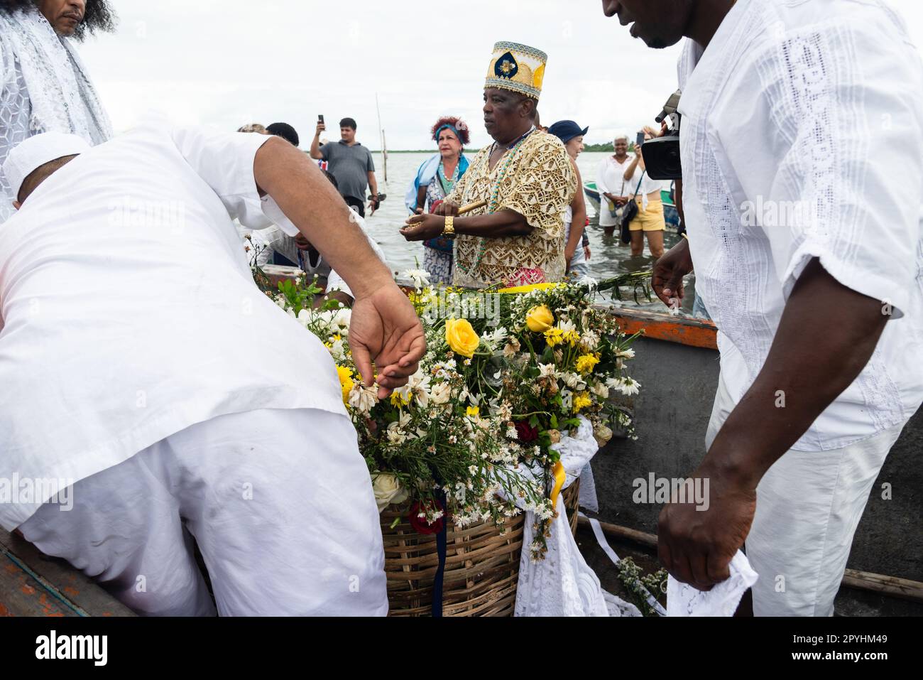 Santo Amaro, Bahia, Brasile - 15 maggio 2022: Candomble persone che portano offerte a Iemanja durante le celebrazioni di Bembe do Mercado. Spiaggia di Itapema, San Foto Stock