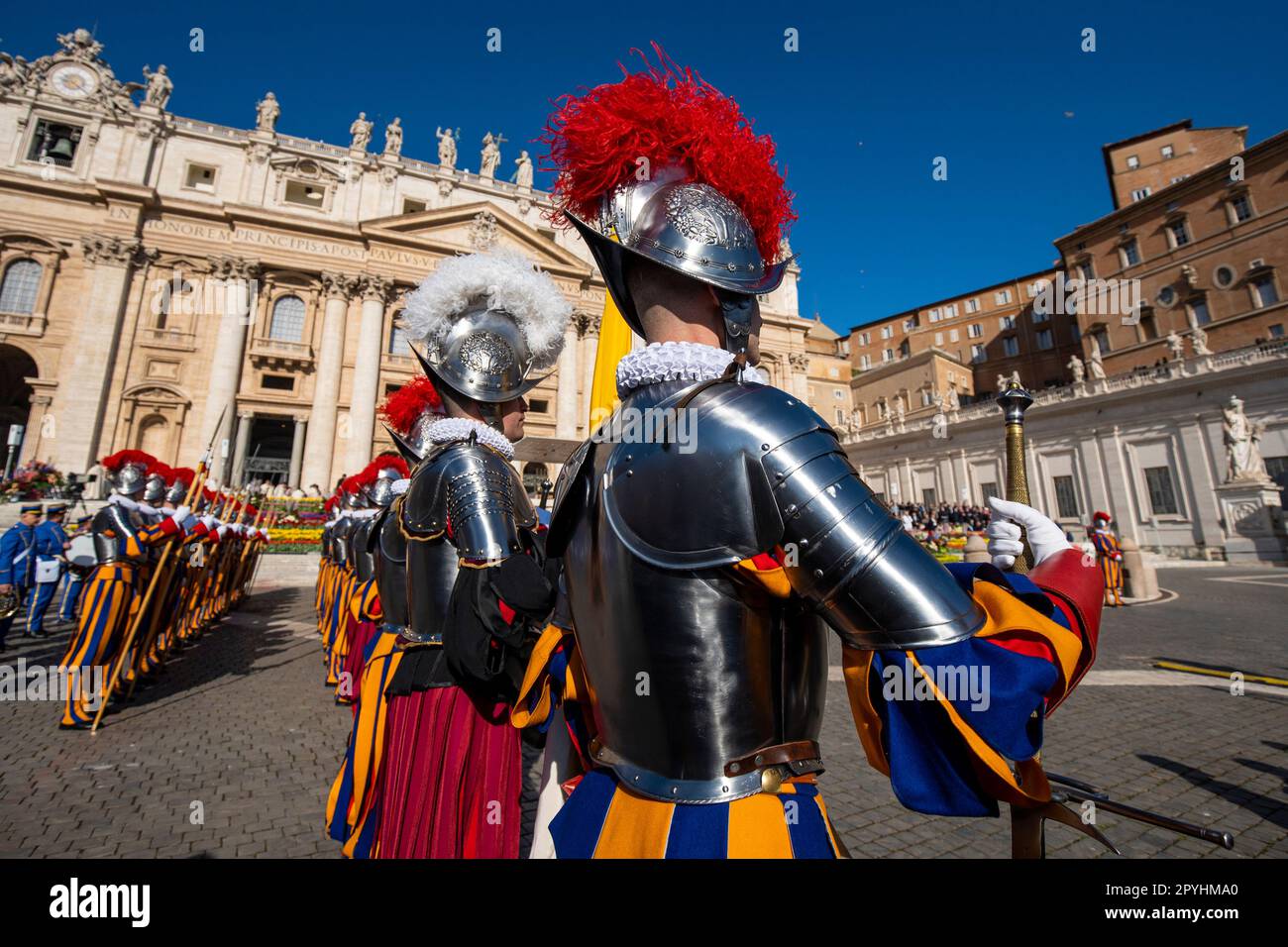 Vaticano, Vaticano. 3rd maggio, 2023. Guardia d'onore della Guardia Svizzera Pontificia in San Piazza Pietro in occasione della Santa Messa di Pasqua del 2023 il 6 maggio 2023 si svolgerà la cerimonia di giuramento delle 23 nuove guardie della Guardia Svizzera Pontificia. Secondo la tradizione, ogni anno le nuove guardie vengono giurate nell'anniversario del sacco di Roma, dove 189 Guardie Svizzere difesero Papa Clemente VII contro l'esercito di Carlo V. (Credit Image: © Stefano Costantino/SOPA Images via ZUMA Press Wire) SOLO PER USO EDITORIALE! Non per USO commerciale! Foto Stock