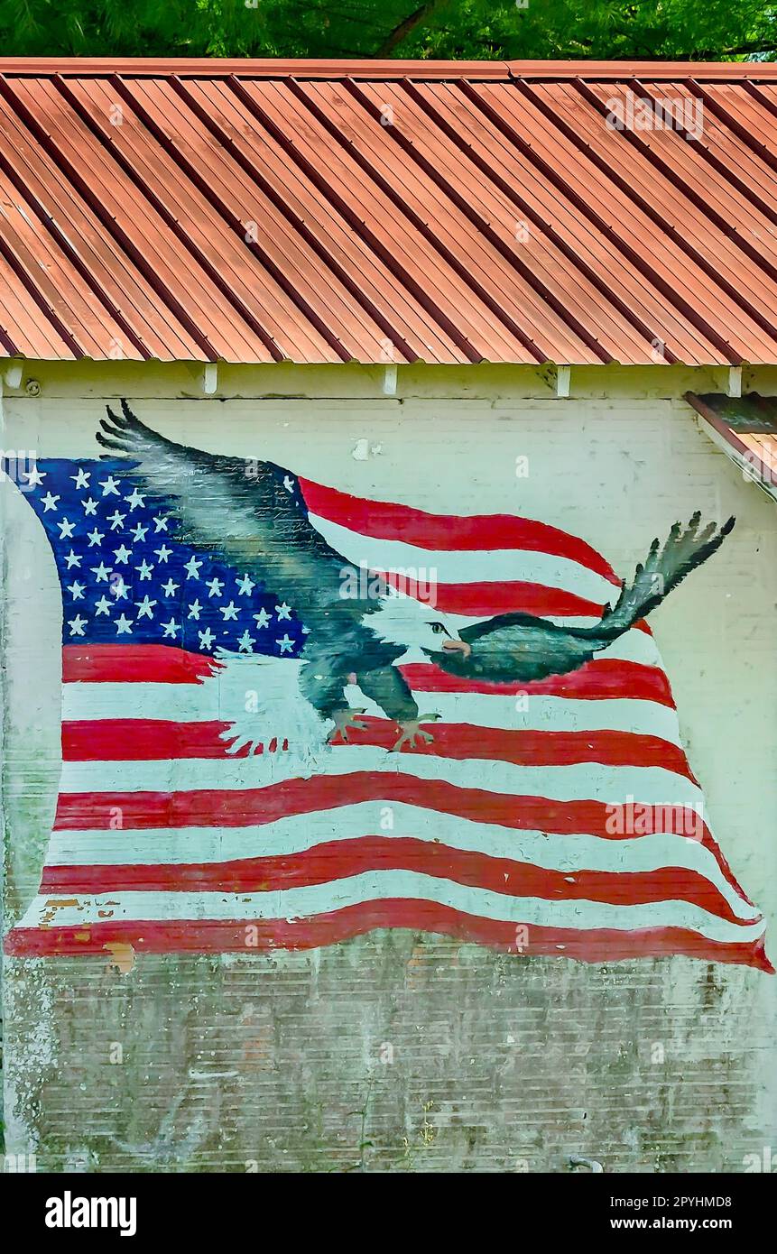 Un'aquila con bandiera americana è dipinta sul lato di un edificio abbandonato, il 30 aprile 2023, a Loxley, Alabama. Foto Stock