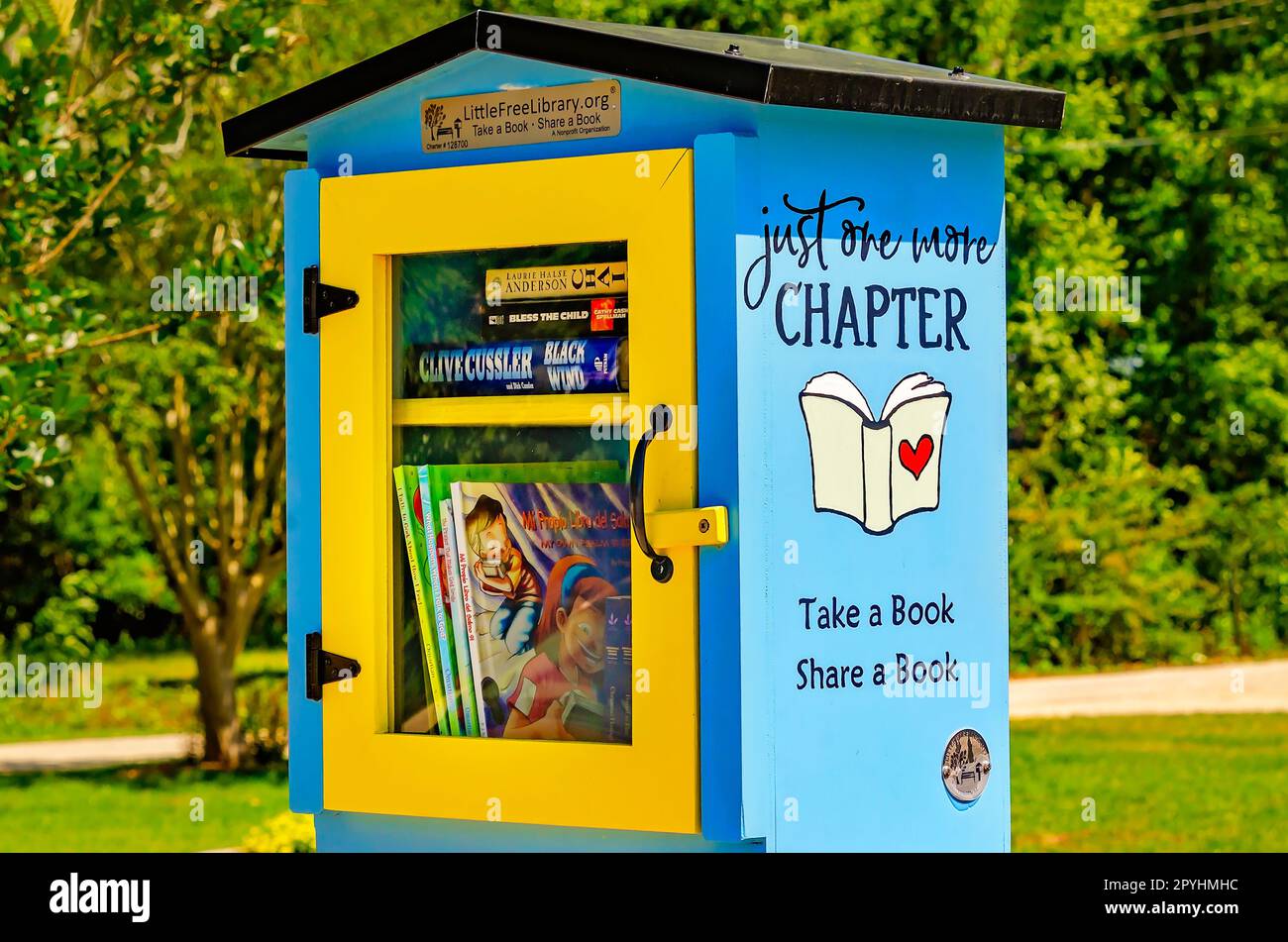 Una piccola biblioteca gratuita si trova ad un angolo di strada, il 30 aprile 2023, a Loxley, Alabama. Le piccole librerie gratuite fanno parte di uno scambio di libri pubblico gratuito. Foto Stock