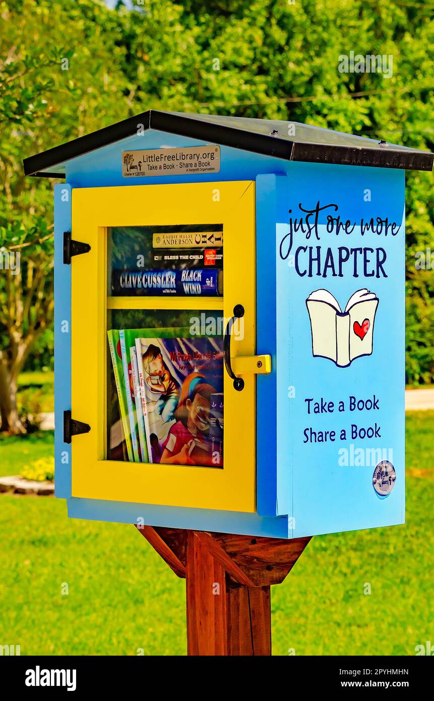 Una piccola biblioteca gratuita si trova ad un angolo di strada, il 30 aprile 2023, a Loxley, Alabama. Le piccole librerie gratuite fanno parte di uno scambio di libri pubblico gratuito. Foto Stock