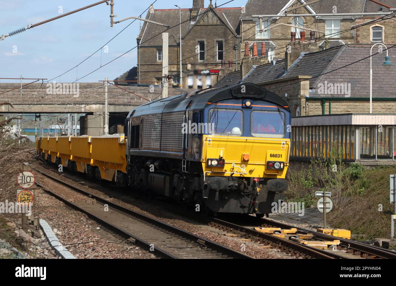 Direct Rail Services classe 66 shed diesel-elettrico loco, 66031, aggregati treno con vagoni gialli sulla West Coast Main Line a Carnforth 3rd maggio 2023. Foto Stock