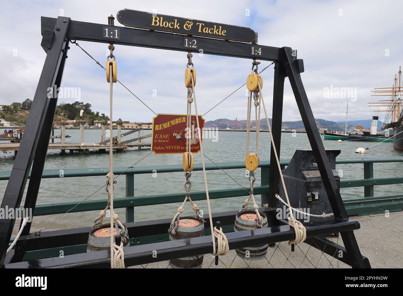 San Francisco, California: 6-22-2021: Museo Marittimo di San Francisco California, Block and Tackle Foto Stock