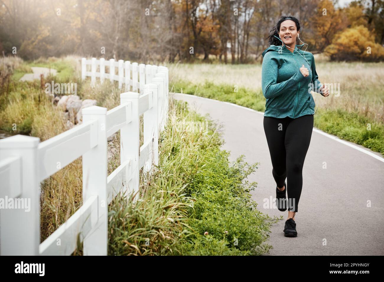 Fare scelte migliori per uno stile di vita migliore. una giovane donna attraente che va per una corsa in natura. Foto Stock