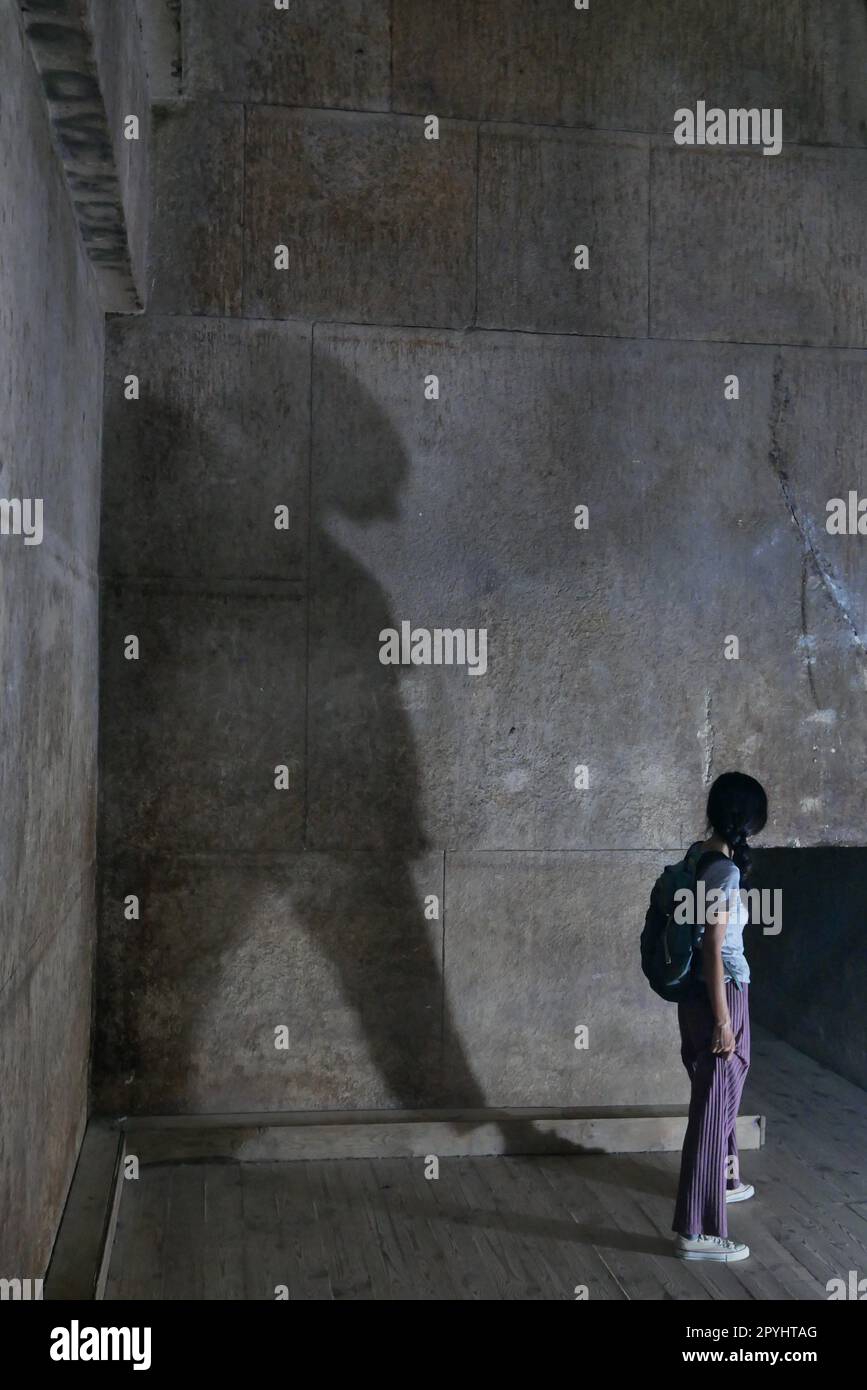 Il turista cinese getta un'ombra gigante sulla parete interna della piramide piegata a Dahshur Foto Stock