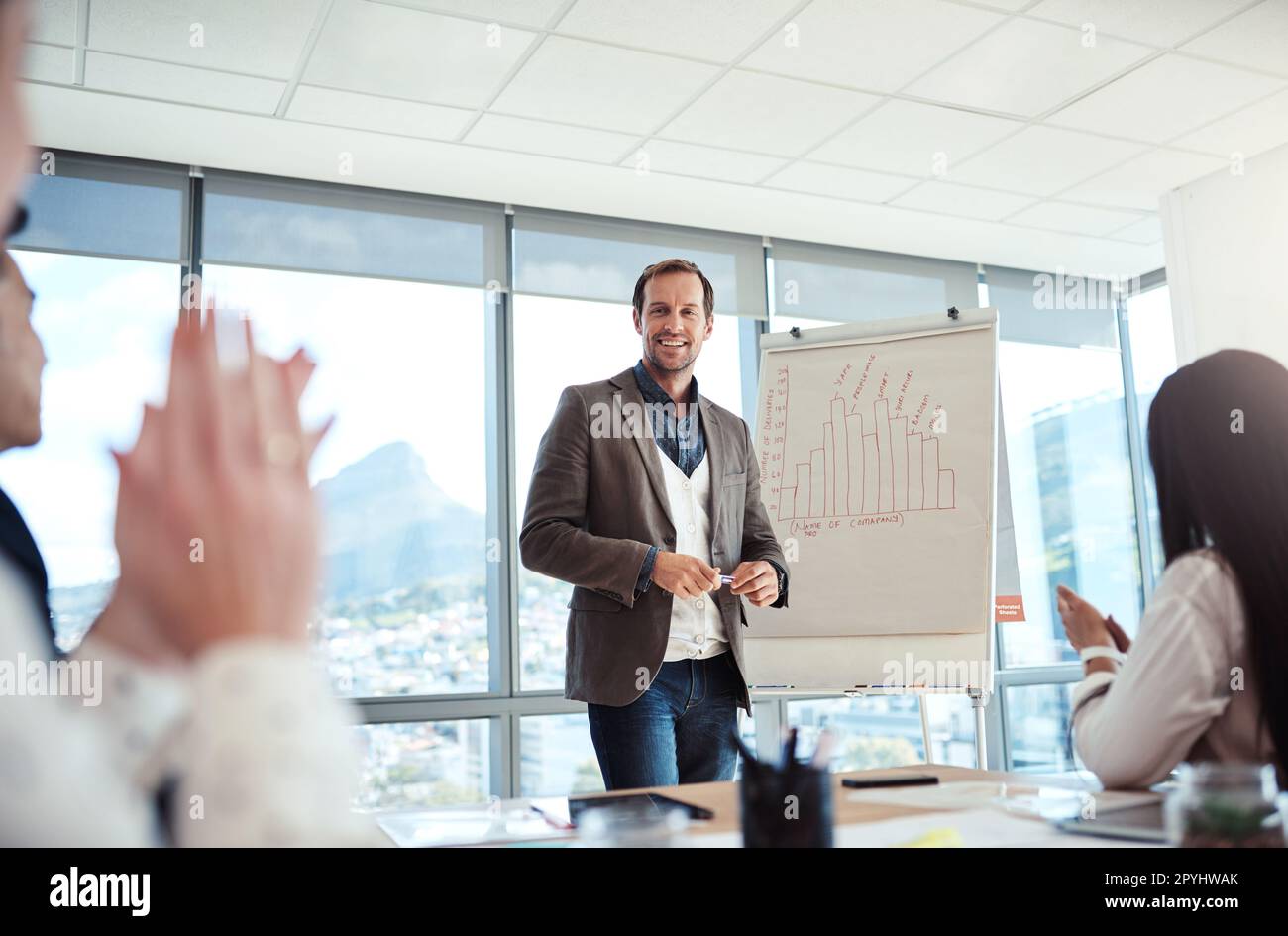 Ecco perché il nostro team leader. gli uomini d'affari applaudono durante una presentazione in un ufficio. Foto Stock