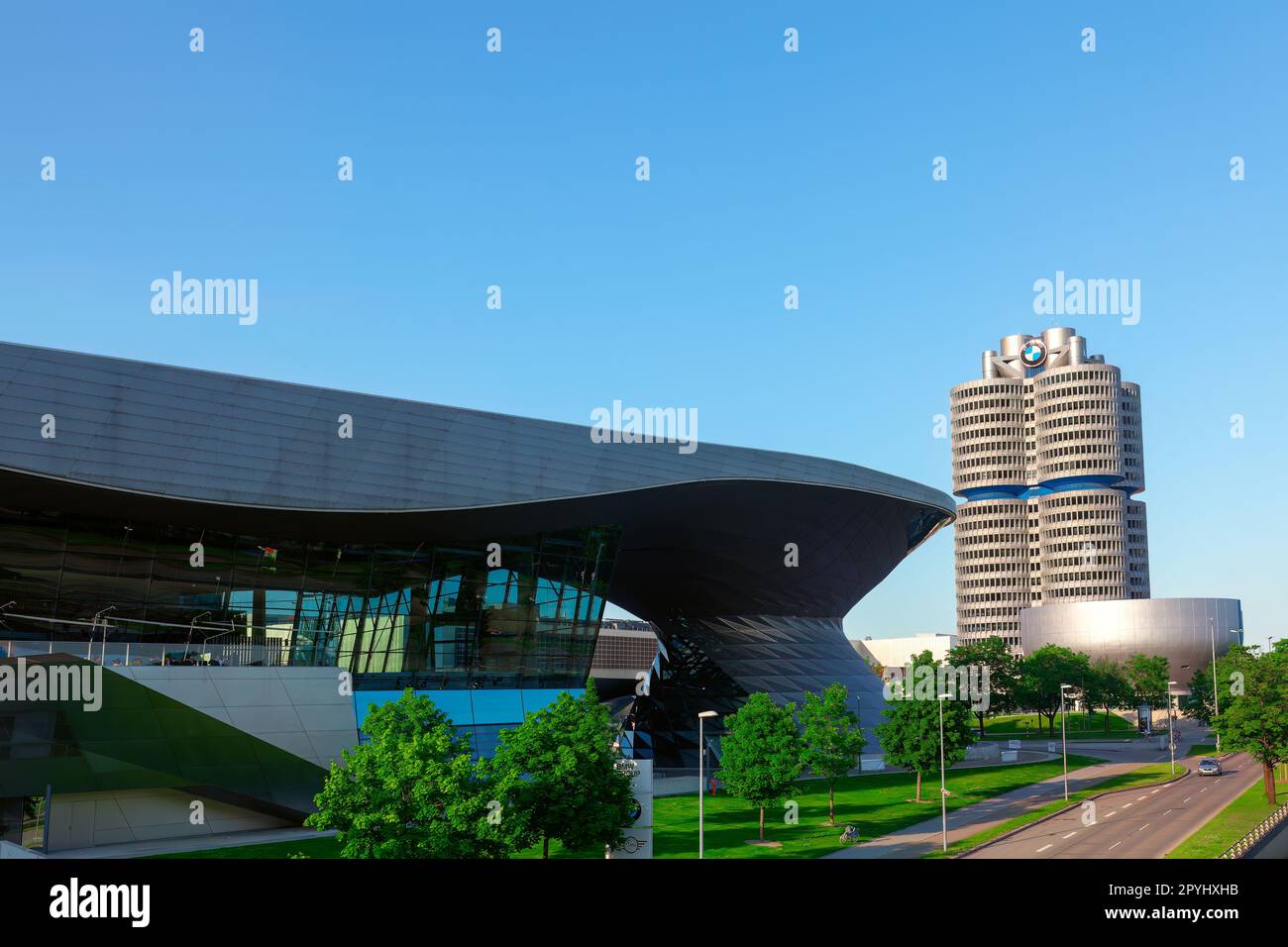 Olympiapark Monaco Germania Museo BMW . Futuristico museo dell'acciaio che ospita i motori a Monaco di Baviera Foto Stock