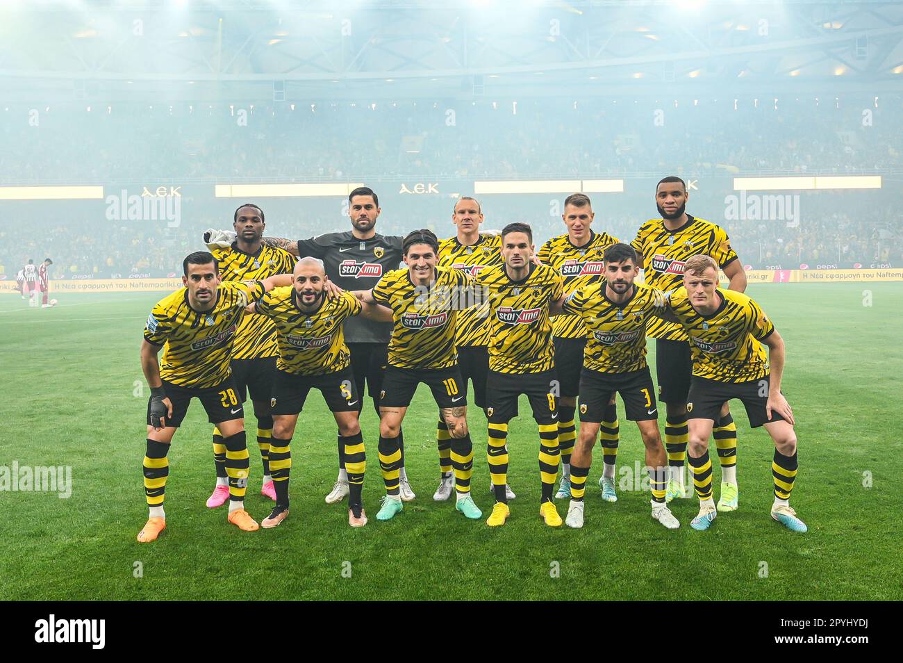 Giocatori dell'AEK FC prima della Super League greca, partita di playoff tra l'AEK FC e l'Olympiacos FC all'OPAP Arena il 3 maggio 2023, ad Atene, in Grecia. Foto Stock