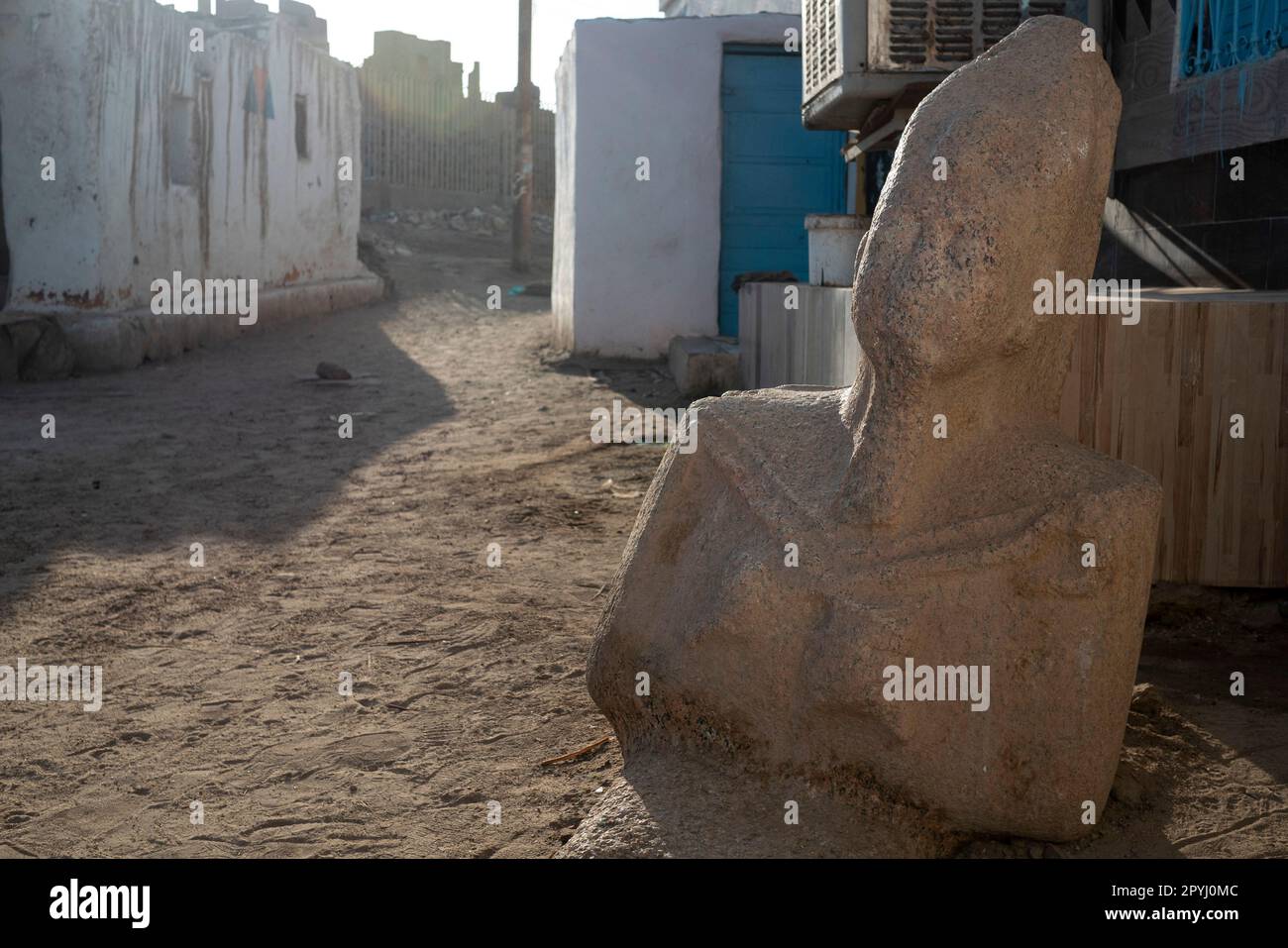 Antica statua rovesciata e rotta e sepolta nel villaggio nubiano di Isola Elefantina ad Assuan Foto Stock