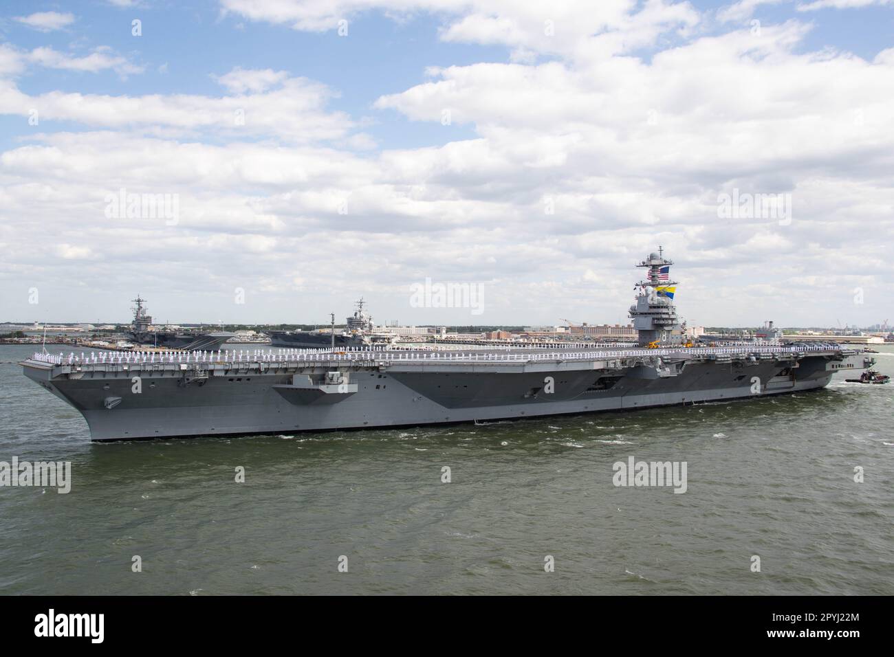 I marinai assegnati alla portaerei USS Gerald R. Ford (CVN 78) imbustano le rotaie mentre la nave parte dalla Naval Station Norfolk per un dispiegamento programmato, il 2 maggio 2023. Gerald R. Ford è il fiore all'occhiello del gruppo Gerald R. Ford Carrier Strike. In qualità di nave di prima classe di portaerei di classe Ford, CVN 78 rappresenta un salto generazionale negli Stati Uniti Capacità della Marina di proiettare potenza su scala globale. (STATI UNITI Foto Navy di Mass Communication Specialist 2nd Classe Jackson Adkins) Foto Stock