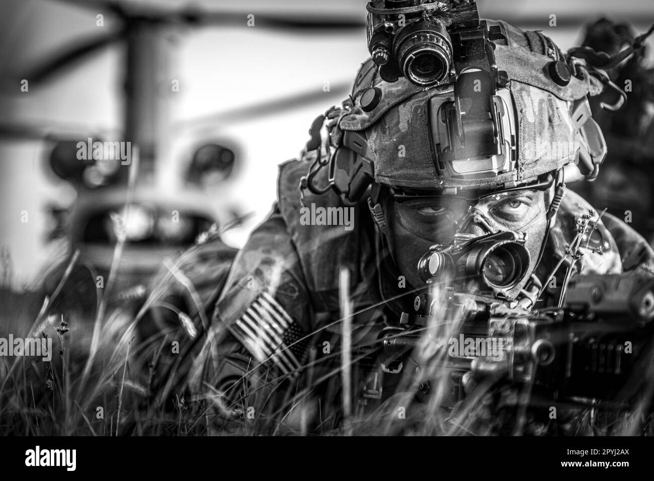 UH-60 Blackhawk e CH-47 gli equipaggi di elicotteri Chinook assegnati alla Brigata dell'Aviazione di combattimento 82nd, 82nd Divisione Airborne, conducono un'operazione congiunta di assalto aereo con Paratroopers assegnati a 3rd squadra di combattimento Brigade, 82nd Divisione Airborne durante la rotazione 23-07 del Joint Readiness Training Center (JRTC) su Fort Polk, il 30 aprile 2023. Più di 4.000 3rd paracadutisti BCT stanno partecipando alla rotazione, confermando la loro disponibilità per potenziali missioni future. (STATI UNITI Foto dell'esercito di SPC. Luis Garcia). Foto Stock