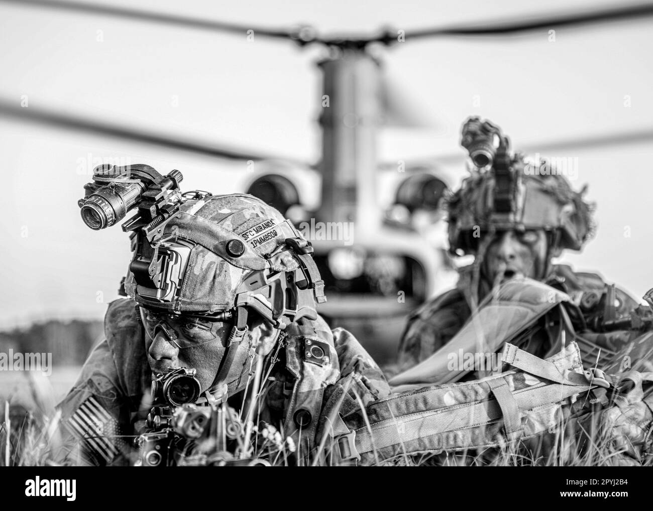 UH-60 Blackhawk e CH-47 gli equipaggi di elicotteri Chinook assegnati alla Brigata dell'Aviazione di combattimento 82nd, 82nd Divisione Airborne, conducono un'operazione congiunta di assalto aereo con Paratroopers assegnati a 3rd squadra di combattimento Brigade, 82nd Divisione Airborne durante la rotazione 23-07 del Joint Readiness Training Center (JRTC) su Fort Polk, il 30 aprile 2023. Più di 4.000 3rd paracadutisti BCT stanno partecipando alla rotazione, confermando la loro disponibilità per potenziali missioni future. (STATI UNITI Foto dell'esercito di SPC. Luis Garcia). Foto Stock