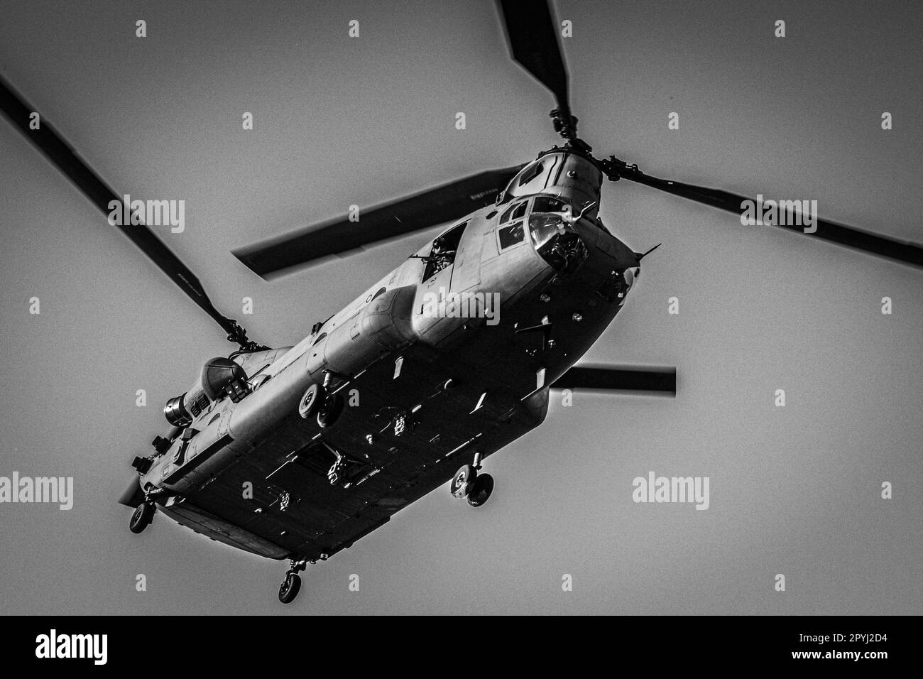UH-60 Blackhawk e CH-47 gli equipaggi di elicotteri Chinook assegnati alla Brigata dell'Aviazione di combattimento 82nd, 82nd Divisione Airborne, conducono un'operazione congiunta di assalto aereo con Paratroopers assegnati a 3rd squadra di combattimento Brigade, 82nd Divisione Airborne durante la rotazione 23-07 del Joint Readiness Training Center (JRTC) su Fort Polk, il 30 aprile 2023. Più di 4.000 3rd paracadutisti BCT stanno partecipando alla rotazione, confermando la loro disponibilità per potenziali missioni future. (STATI UNITI Foto dell'esercito di SPC. Luis Garcia). Foto Stock