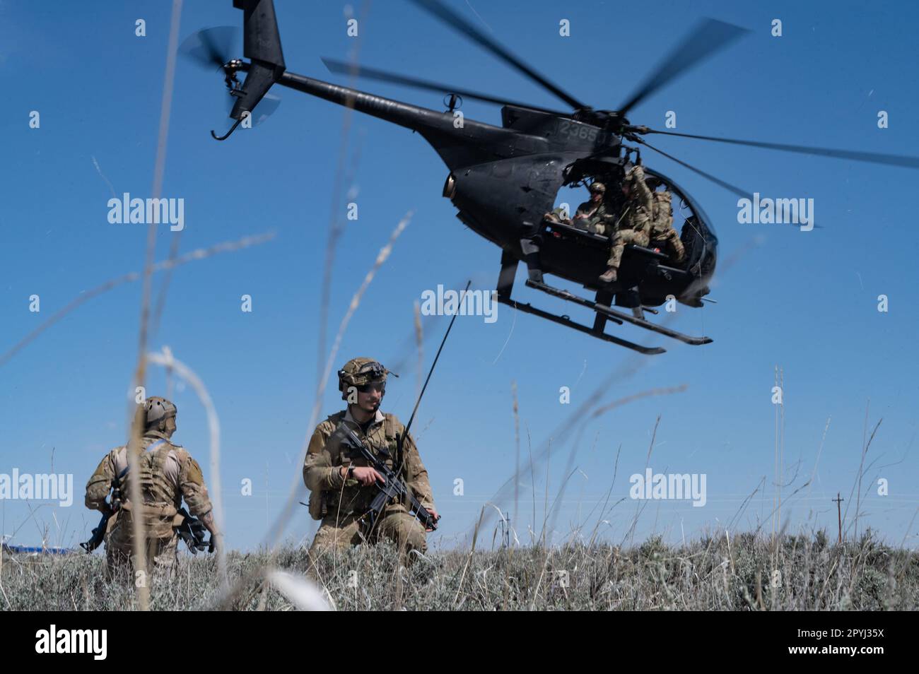 123rd tattiche speciali gli operatori di Squadron detengono la sicurezza per un decollo di Little Bird MH-6 durante l'esercizio Agile Chariot, 2 maggio 2023, perfezionando le capacità legate ad Agile Combat Employment. Invece di affidarsi a basi e infrastrutture fisse di grandi dimensioni, ACE utilizza sedi e team più piccoli e dislocati per spostare e supportare rapidamente aerei, piloti e altro personale ovunque sia necessario. Ci sono milioni di chilometri di strade pubbliche negli Stati Uniti, tra cui strade federali, statali e locali, con Agile Combat Employment, tra cui Forward Arming and Refueling Point (FARP) e Integrat Foto Stock