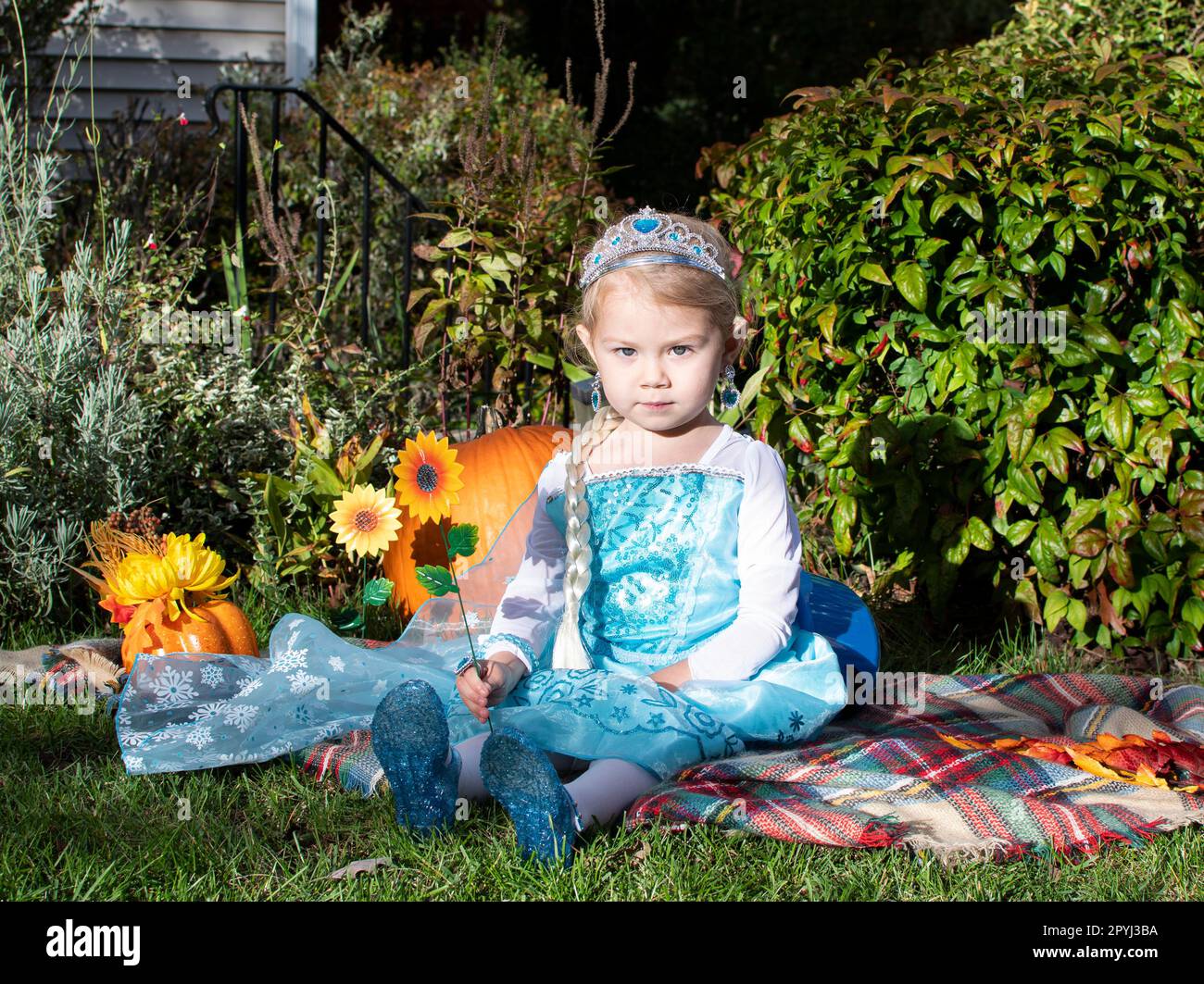 Carina ragazza caucasica vestita come una principessa con tiara. il bambino finge di giocare. Costume di Halloween bambini Foto Stock