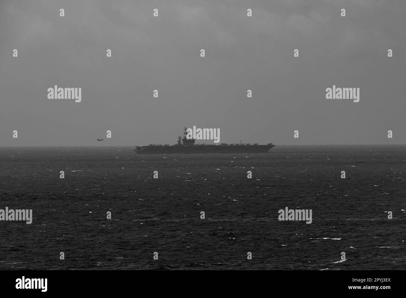 230501-N-BI507-1126 SOUTH CHINA SEA (1 maggio 2023) un aeromobile si prepara a fare un atterraggio arrestato a bordo della portaerei USS Nimitz (CVN 68). Nimitz è presente negli Stati Uniti nel 7th Fleet e svolge operazioni di routine. 7th Fleet è la flotta statunitense La flotta numerata più grande della Marina, distribuita in avanti, interagisce e opera regolarmente con alleati e partner per preservare una regione indomPacifico libera e aperta. (STATI UNITI Foto Navy di Mass Communication Specialist 3rd Classe Carson Croom) Foto Stock