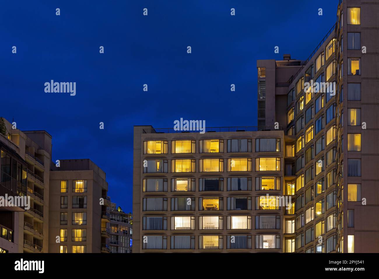 Moderni edifici di appartamenti durante l'ora blu, il centro di Vancouver, la Columbia Britannica, Canada. Foto Stock
