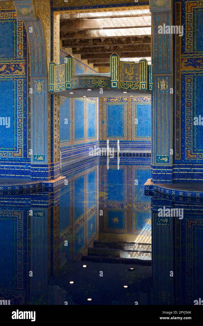 Piscina coperta presso il castello di Hearst, costruita da William Randolph Hearst, San Simeon California Foto Stock