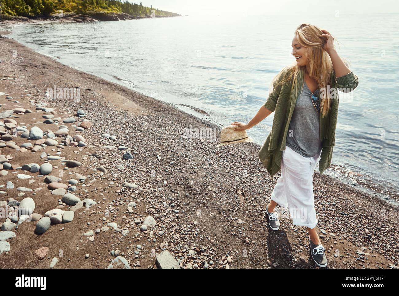 Il lago vale sempre la pena di visitarlo. una giovane donna che trascorre una giornata al lago. Foto Stock