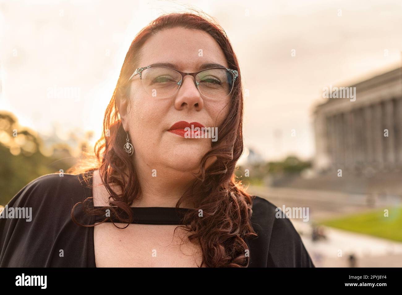 Ritratto di una donna più grande che guarda la fotocamera al tramonto Foto Stock