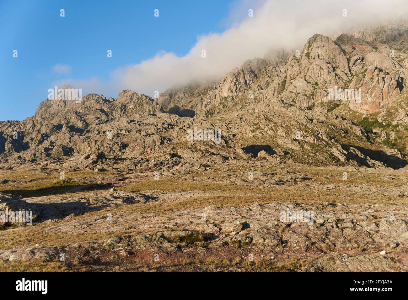 Paesaggio mattutino a Los Gigantes, un massiccio di montagna a Sierras Grandes, Cordoba, Argentina, una destinazione turistica per escursioni, trekking e arrampicata. Foto Stock
