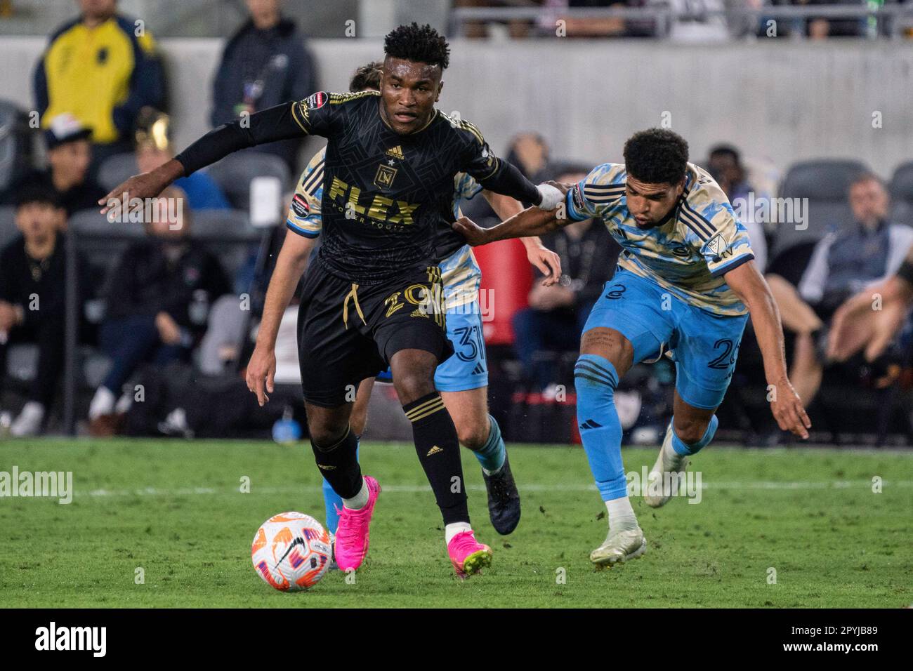 Il difensore dell'Unione di Philadelphia Nathan Harriel (26) e il centrocampista della LAFC José Cifuentes (20) si battono per il possesso durante una semi-partita della CONCACACAF Champions League Foto Stock