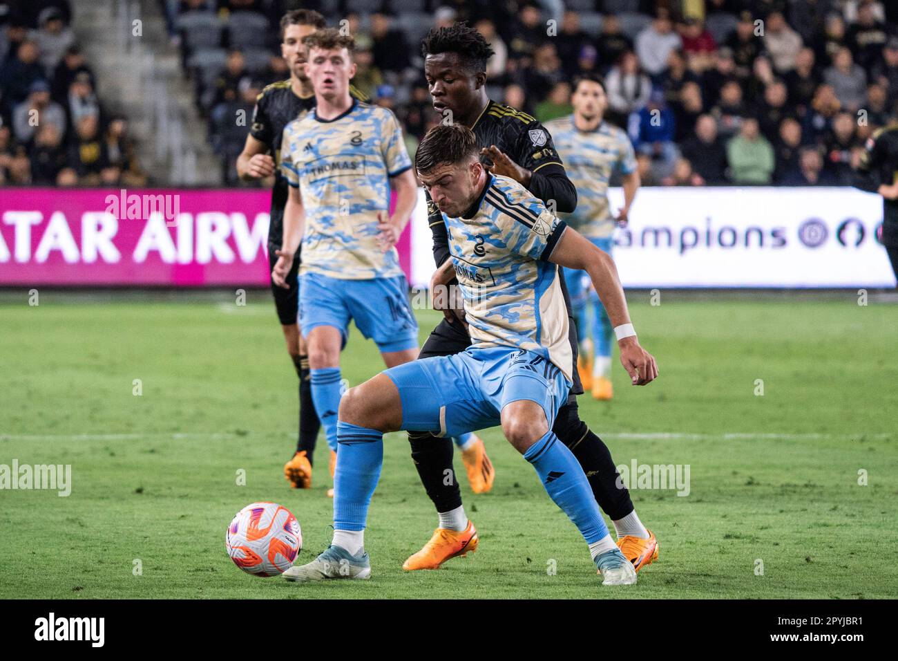 Il difensore dell'Unione di Philadelphia Kai Wagner (27) scude la LAFC in avanti Kwadwo Opoku (22) durante una partita semifinale della CONCACACAF Champions League, martedì, M. Foto Stock