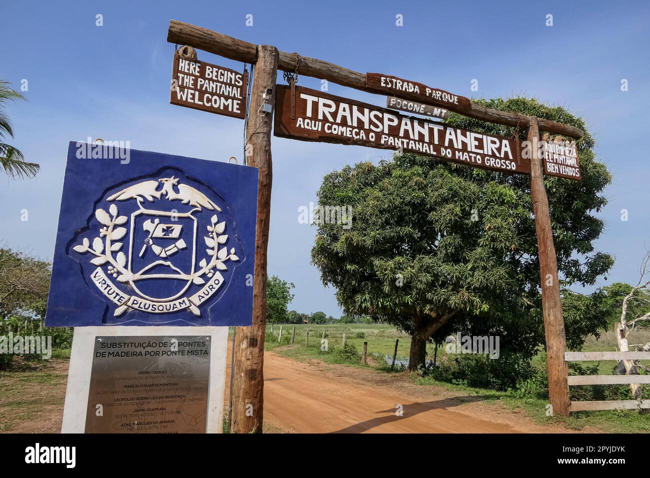 Ingresso della famosa strada Transpantaneira (qui inizia il Pantanal) con emblema governativo (più che potere puro) nel Pantanal settentrionale, Mato Gr Foto Stock