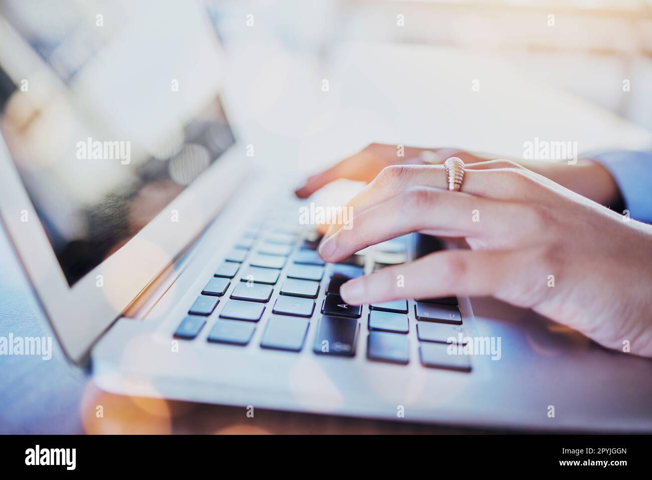 Mani, computer portatile e tastiera con persona che scrive o scrive articolo sul computer o su Internet per la ricerca. Copywriting, seo e dipendente sul web Foto Stock