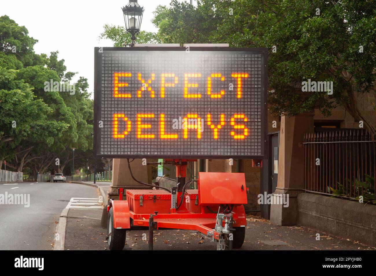 Cartello segnaletico mobile a LED per prevedere ritardi sulle strade della città. Foto Stock