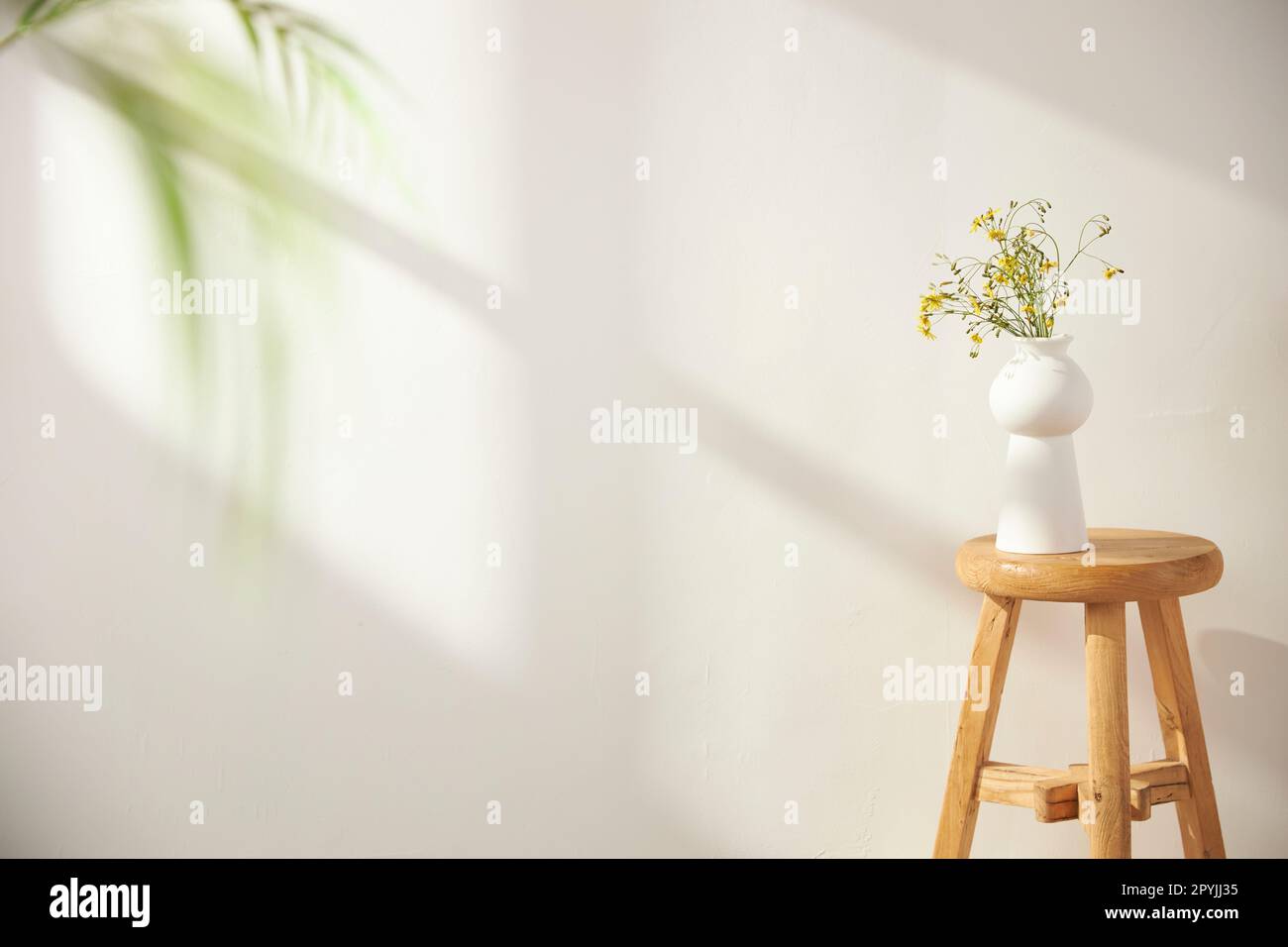 Vasi ed oggetti sul tavolo in una stanza calda con luce solare entrante Foto Stock